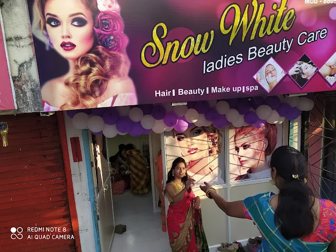 Snow White Beauty Parlour